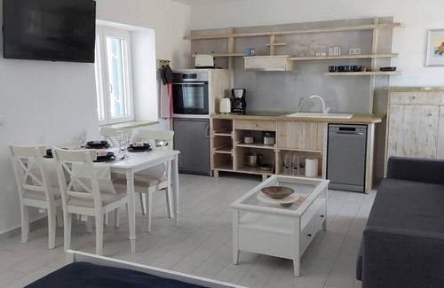 Zefiria House | Marven´s Apartment