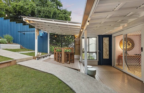Gympie House | Mary's Manor - Stylish & Luxurious 3 Bedroom House - Pets Allowed!