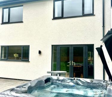 Frampton Apartment | Marzion House with Hot Tub