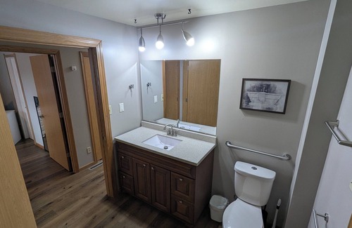 West Baraboo House | Massive 2-bedroom lower unit with fast WI-FI & in unit washer/dryer