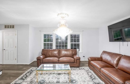 Wolf Trap House | Massive 4 bedroom with tons of space!