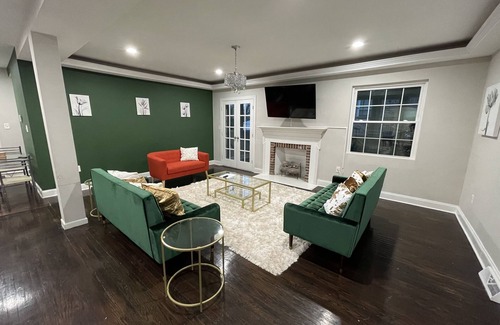 Hanlon-Longwood House | MASSIVE BEAUTIFUL 5 BEDROOM ESTATE, With FREE PARKING