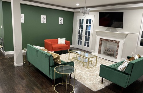 Hanlon-Longwood House | MASSIVE BEAUTIFUL 5 BEDROOM ESTATE, With FREE PARKING