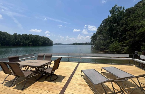 Gainesville House | Massive Lakefront Mansion, 7BR/6BA 11 beds, private pool & dock, 9200sqft+