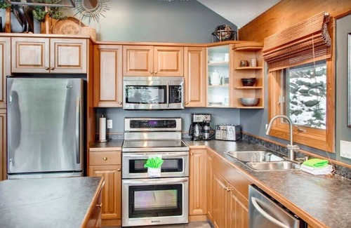 Big White Ski Resort House | Massive Views, Ski-In/Out *Nordic Spa - Hot Tub & Sauna* BBQ, Games, Sleeps 12
