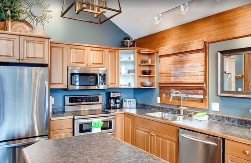 Big White Ski Resort House | Massive Views, Ski-In/Out *Nordic Spa - Hot Tub & Sauna* BBQ, Games, Sleeps 12