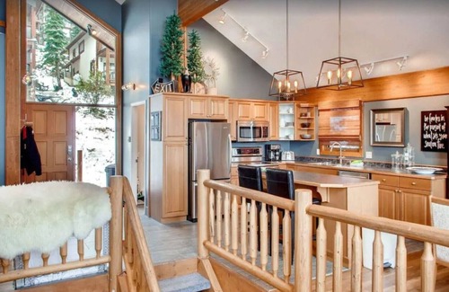 Big White Ski Resort House | Massive Views, Ski-In/Out *Nordic Spa - Hot Tub & Sauna* BBQ, Games, Sleeps 12