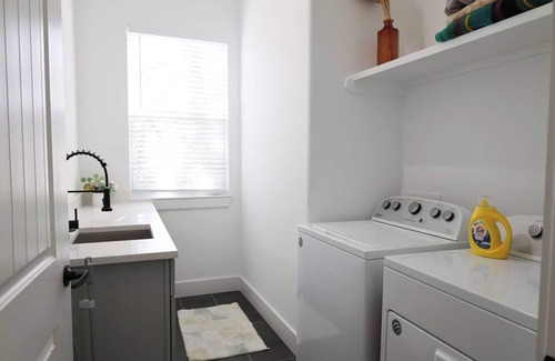 Bastrop House | Master suite/Soaking Tub/Spacious Kitchen