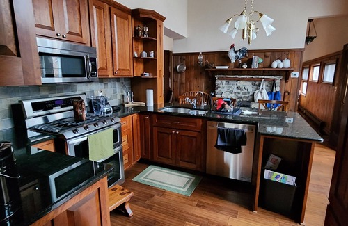 Clarence House | Master suite with full bathroom, shower & jacuzzi - Shared kitchen and laundry.