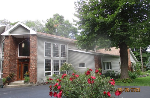 Clarence House | Master suite with full bathroom, shower & jacuzzi - Shared kitchen and laundry.