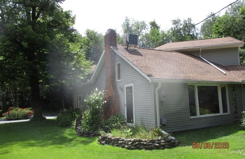 Clarence House | Master suite with full bathroom, shower & jacuzzi - Shared kitchen and laundry.