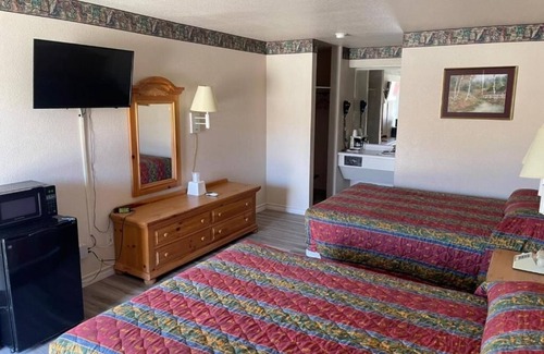 Mathis Hotel | Mathis Stay Near Local Restaurants and Lake Corpus + Parking
