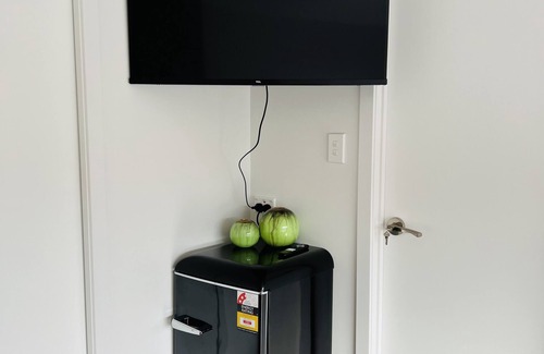 Te Atatu South Apartment | Matuhi Deluxe studio with kitchenette
