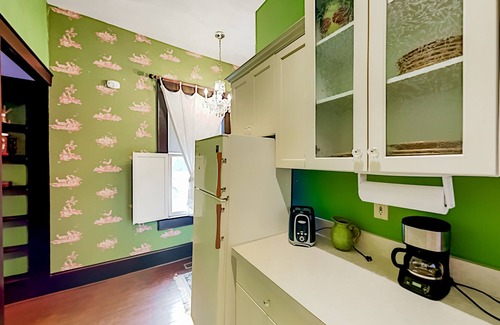 Hendersonville House | Maxwell House | Unique 4-Unit Home | 2 Balconies & 2 Porches | Near Vineyard