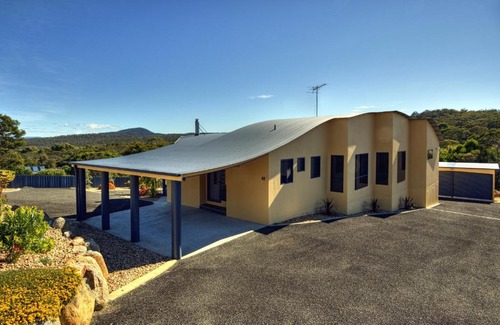 Coles Bay House | Mayakitana ~ Overlooking the golf course