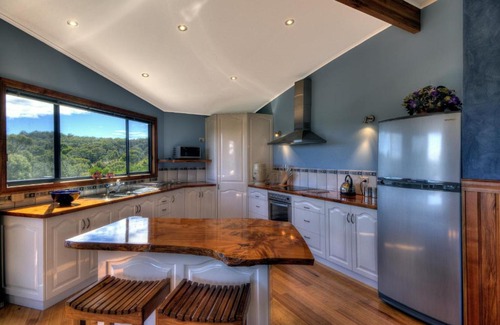 Coles Bay House | Mayakitana ~ Overlooking the golf course