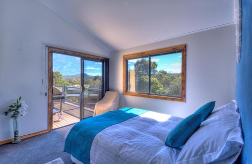 Coles Bay House | Mayakitana ~ Overlooking the golf course