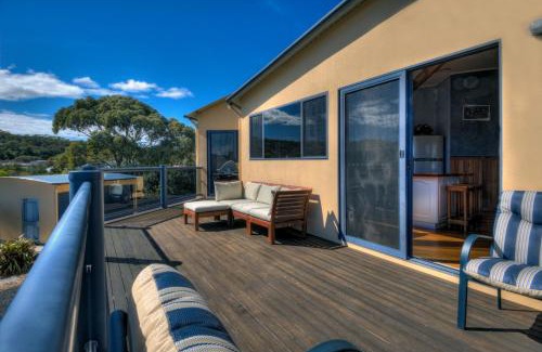 Coles Bay House | Mayakitana ~ Overlooking the golf course