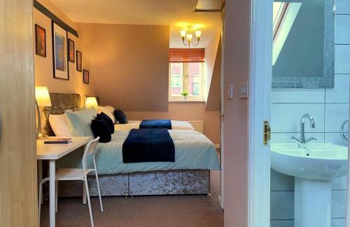 Wombwell House | Mayflower House Barnsley-Wombwell-3 Bedrooms-2 Showers-Longer Stay- Free Parking