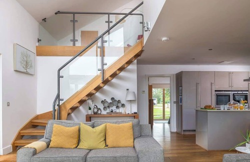 Ampney Crucis House | Mayflower, lakeside, hot tub