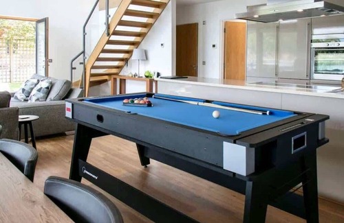 Ampney Crucis House | Mayflower, lakeside, hot tub