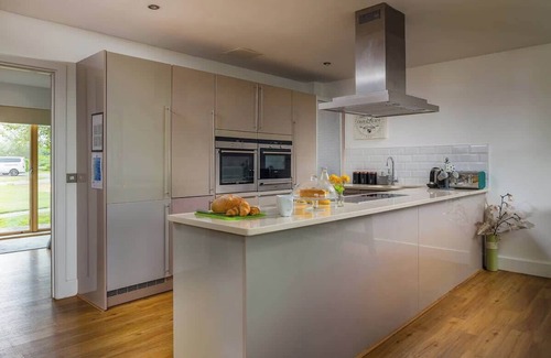 Ampney Crucis House | Mayflower, lakeside, hot tub