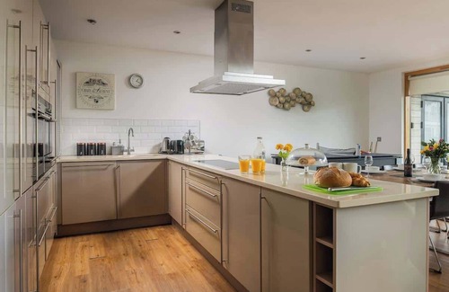 Ampney Crucis House | Mayflower, lakeside, hot tub