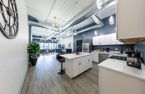 Near South Side Apartment | McCormick 6B/3Ba Luxury Suite for groups/12 guests
