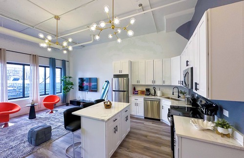Near South Side Apartment | McCormick 6B/4Ba Luxury Suite for groups/12 guests