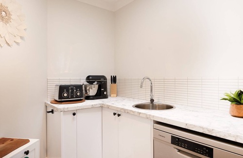Kings Point House | McGrath welcome's you to Ellerslie family home , Stay 4 pay 3 for the whole month of April