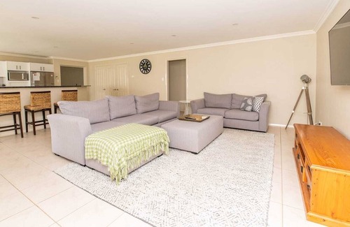 Calare House | McIntosh Entertainer - Large Home in Leafy Suburb