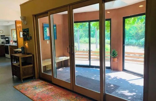 McKenzie Bridge House | McKenzie Grapevine Hideaway—private mini villa