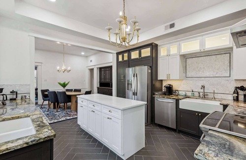 Evergreen House | McLean Manor w/2 Hot Tubs & Guest House