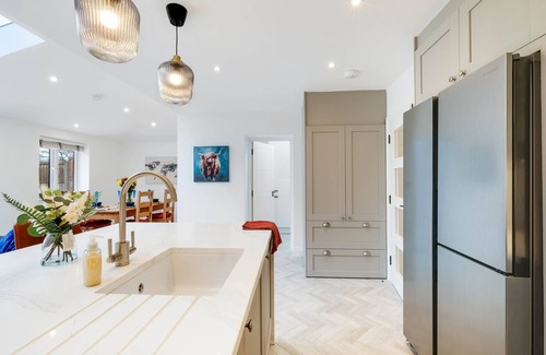Hillingdon House | MDPS HA4 Bedford Rd 110 - 6 Bedroom and 4 Bath Bedford House + Private Garden
