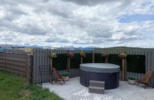 Cardston House | Meadowlark Sky Domes - Sleeps 6 + Private Hot Tub!