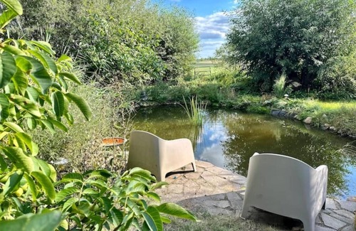 Dargun Apartment | Mecklenbü mit Teich, Kamin, Sauna und Hotpott