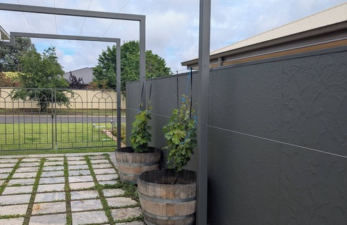 Dubbo House | Mediterranean Escape-Ultimate family retreat- Pool