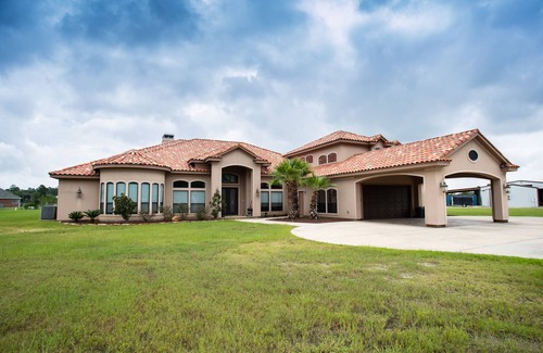 Conroe House | Mediterranean Hideaway! Great for large families visiting the area.