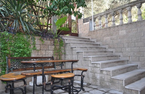 Sveti Stefan Apartment | Mediterranean style house, children u. Pet Friendly, very well adapted to nature