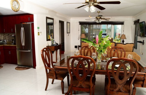 Orange Bay House | Meelie's Villa: free wifi, beach, pool, ocean & G-views, outdoor shower & bbq.