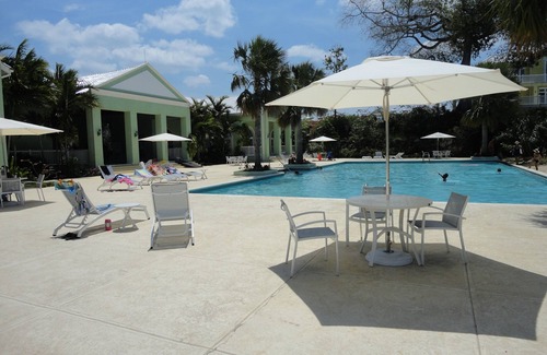 Orange Bay House | Meelie's Villa: free wifi, beach, pool, ocean & G-views, outdoor shower & bbq.