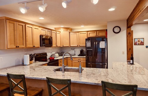 Davis Cabin | Meet Bessie, your upscale cabin at the lake.