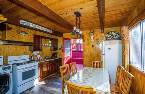 Big Bear Lake Cabin | Mei's Cabin-Sauna Jacuzzi, Children's playground