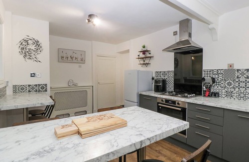 Hirwaun Cottage | MEILLION, pet friendly, with a garden in Hirwaun