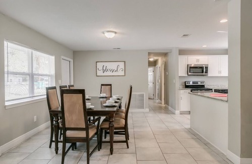 West Melbourne House | Melbourne 6 bed/2 bath Sleeps 12 BEDS 5King/1Qn