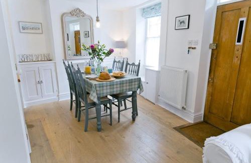 Beaumaris House | Melvin Cottage