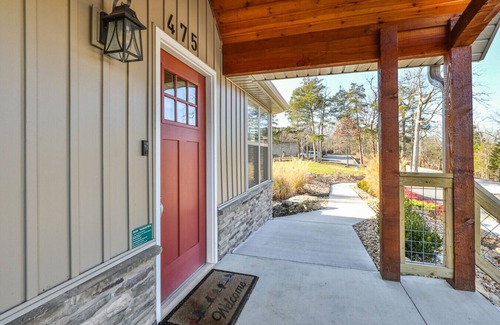 Kirbyville House | Memory Maker 12 min from downtown- King Suites- Firepit & Hot Tub