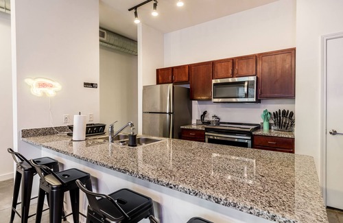 Downtown Memphis Apartment | Memphian KING SUITE downtown with a POOL and GYM
