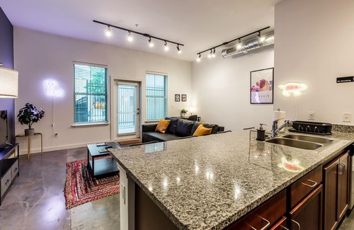 Downtown Memphis Apartment | Memphian KING SUITE downtown with a POOL and GYM