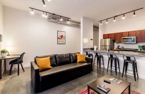 Downtown Memphis Apartment | Memphian KING SUITE downtown with a POOL and GYM